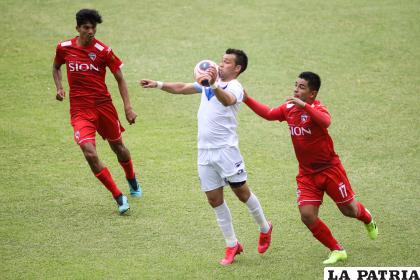 Rodrigo Vargas intenta dominar el balón ante la marca de sus adversarios /APG