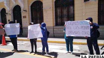 Médicos eventuales protestaron en puertas del municipio /LA PATRIA