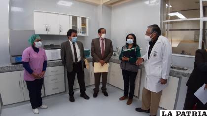 Durante el acto de entrega del moderno aparato en el Hospital Obrero /CNS