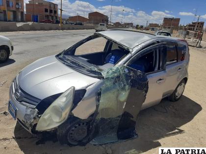 De esta manera quedó la vagoneta tras el impacto /LA PATRIA