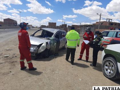 Efectivos policiales se constituyeron hasta el sector del accidente /LA PATRIA