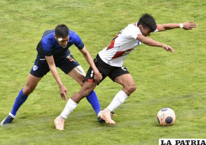 Vidaurre intenta frenar a su adversario /APG