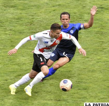 Roly Sejas va a la marca, fue la figura del partido /APG