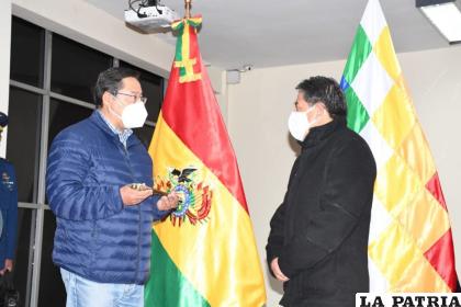 Arce entregó el bastón de mando a Choquehuanca /RR.SS.
