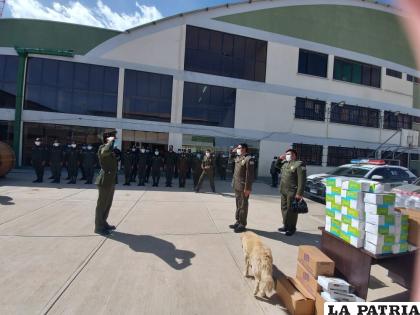 Durante la entrega de insumos de bioseguridad /LA PATRIA