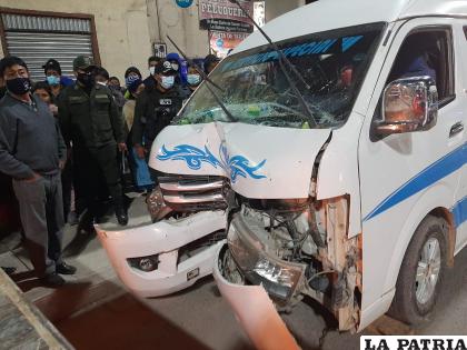 De esta manera quedó el minibús tras el choque /LA PATRIA