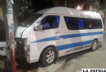 El conductor habría perdido el control del vehículo para estrellarse contra el árbol /LA PATRIA