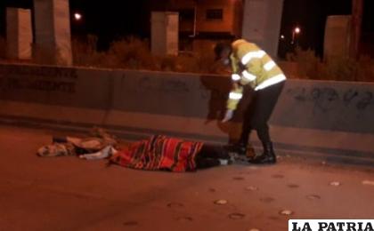 La mujer fue atropellada mientras pedía colaboración en la carretera /LA PATRIA