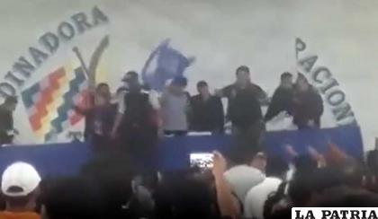 Momento en que le lanzaron una silla a Evo Morales /captura RR.SS.