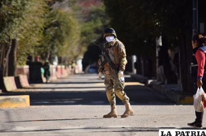 El control policial y militar en las calles para evitar la circulación de personas durante los encapsulamientos