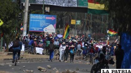 Vecinos bloquean la zona de K’ara K’ara en Cochabamba, fue el sector más conflictivo