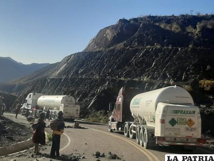 Los bloqueos en las carreteras impedían el paso de los camiones cisternas con oxígeno