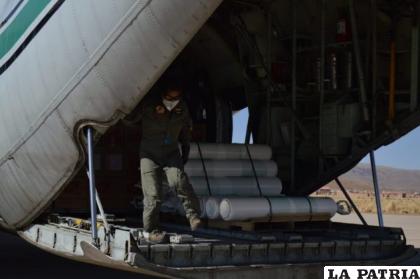 Los botellones de oxígeno llegaron al aeropuerto de Oruro en seis vuelos del avión Hércules que fue habilitado para ese cometido 
