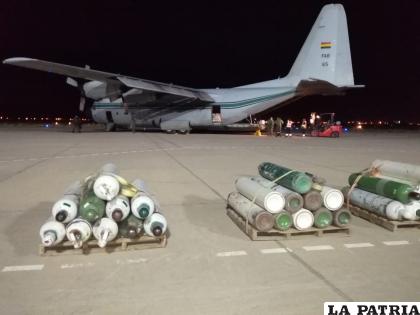 Cientos de cilindros de oxígeno fueron trasladados a Oruro por el avión Hércules