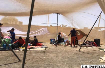 Bolivianos pasaban la noche en carpas improvisadas en la frontera