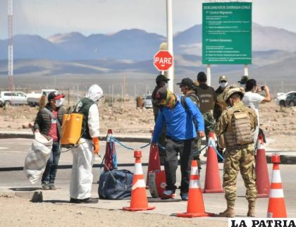 Primer grupo de ciudadanos que cumplieron el asilamiento ingresa a territorio nacional