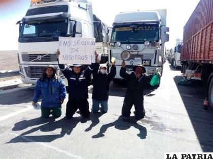 Choferes piden ayuda de rodillas en medio de la carretera