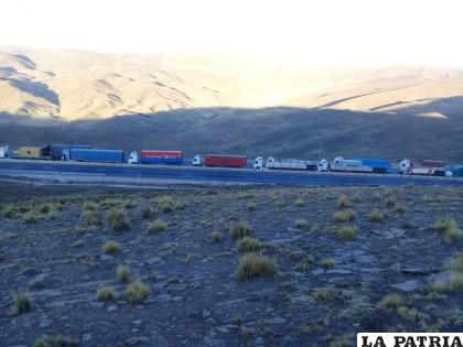 Choferes varados en la carretera Oruro-Cochabamba