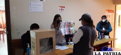 Los ciudadanos asistieron a sufragar para elegir a las nuevas autoridades nacionales