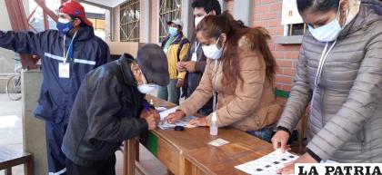 El 18 de octubre la gente acudió a las urnas para emitir su voto