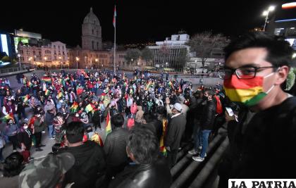 En La Paz un grupo de personas protestan contra un supuesto fraude en las elecciones