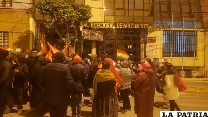 En Oruro un grupo de personas protestan frente al TEDO