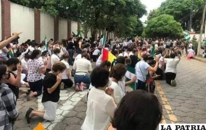 En Santa Cruz pidieron de rodillas la intervención del Ejército