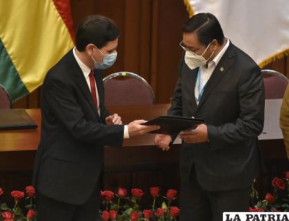 El 28 de octubre, Salvador Romero hizo la entrega de la credencial a Luis Arce