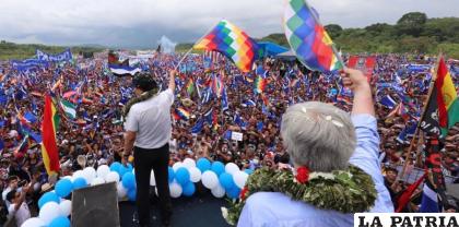 Una multitudinaria concentración en el aeropuerto de Chimoré le dio la bienvenida 