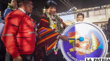 En Oruro en una masiva concentración recibió muchos regalos