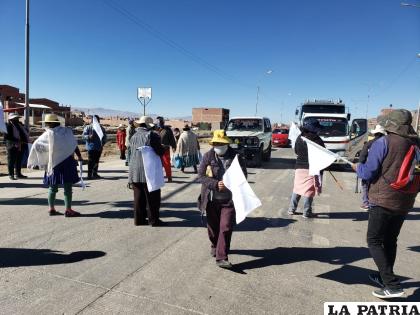 Mucha gente ahogada en la desesperación, salió a las calles con las banderitas blancas