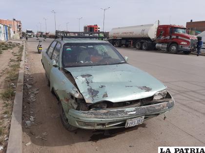 El conductor de este automóvil se dio a la fuga tras el impacto /LA PATRIA