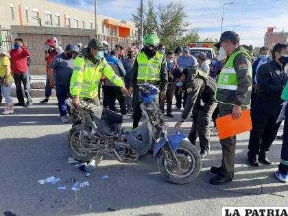La motocicleta quedó destruida tras la colisión /LA PATRIA