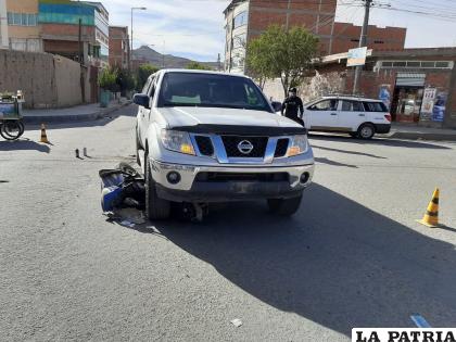 La camioneta aplastó la motocicleta que, se presume, iba con exceso de velocidad /LA PATRIA