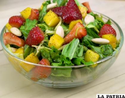 ENSALADA FRESCA DE MANGO Y FRUTILLA