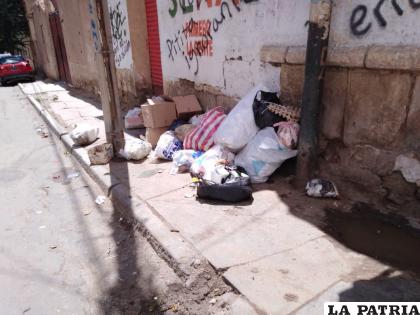 En las calles se puede observar basura con elementos de bioseguridad