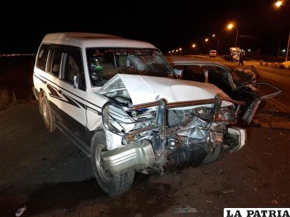 De esta manera quedó la vagoneta tras presuntamente invadir carril /LA PATRIA