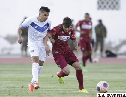 Jairo Thomas intenta contener a su adversario /APG
