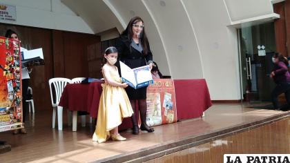 Niños destacados fueron parte del acto de reconocimiento /LA PATRIA