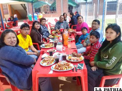 Antonio Revollo compartiendo junto a su familia