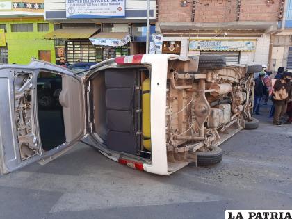 El minibús quedó de esta manera, tras la colisión y vuelco lateral  /LA PATRIA