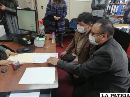 David Aruquipa y Guido Montaño en oficinas del Serecí /TSE