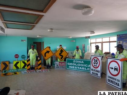La señalética que se coloca en la carretera Oruro-Sucre /ABC