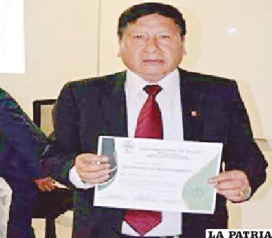 La CNS lo reconoció como uno de los médicos más destacados por su trayectoria