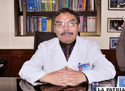 Doctor Arturo Álvarez, gerente y propietario del Laboratorio Clínico “Pasteur”