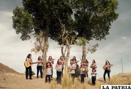 El grupo de jóvenes artistas que participaron en la grabación /RR.SS.