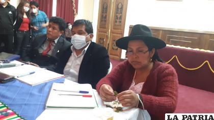 El alcalde Saúl Aguilar, el gobernador Edson Oczachoque y la ministra Sabina Orellana /Gad-Oru