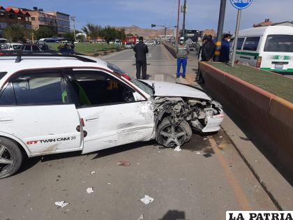 La vagoneta fue a impactar contra la jardinera tras colisionar contra la camioneta /LA PATRIA