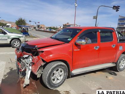 La camioneta revistió daños de consideración en la parte delantera /LA PATRIA