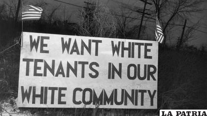 Un aviso dispuesto en Detroit (Michigan) en 1942 que dice “Queremos inquilinos blancos en nuestra comunidad blanca”
